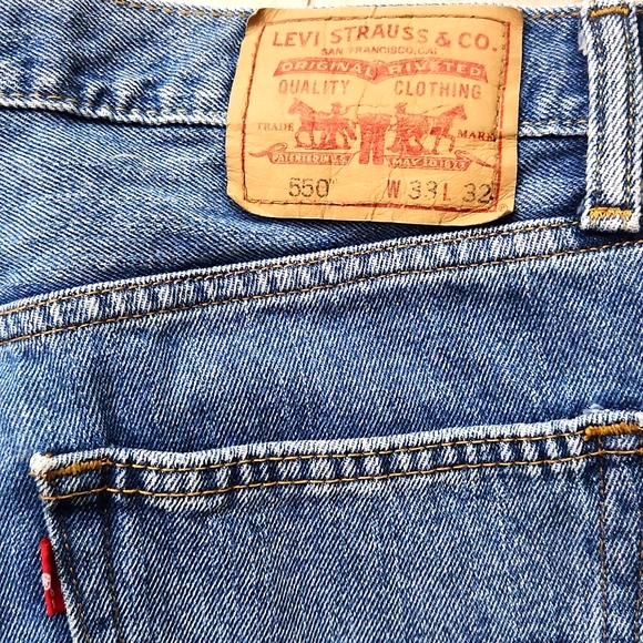Levi's 550 relaxed fit jeans in great condition! 33×32 - Picture 4 of 6